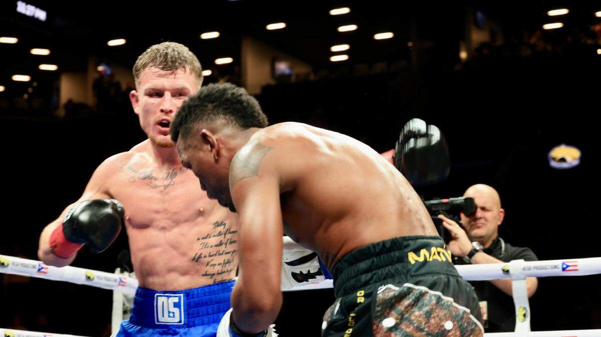 El británico Dalton Smith (izq.) noqueó al boricua Subriel Matías en el sexto asalto en la pelea celebrada el sábado en el Barclays Center, en Brooklyn, Nueva York. 