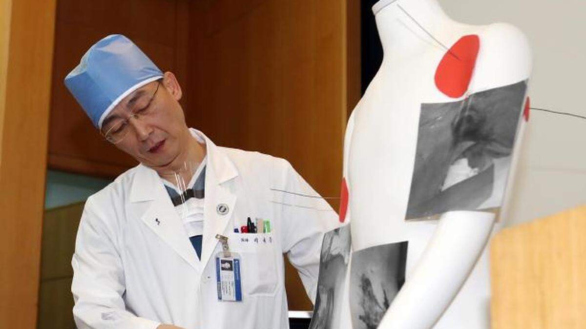El médico surcoreano Lee Cook-Jong, que realizó una cirugía en heridas de bala sufridas por un soldado norcoreano, habla sobre su condición.
