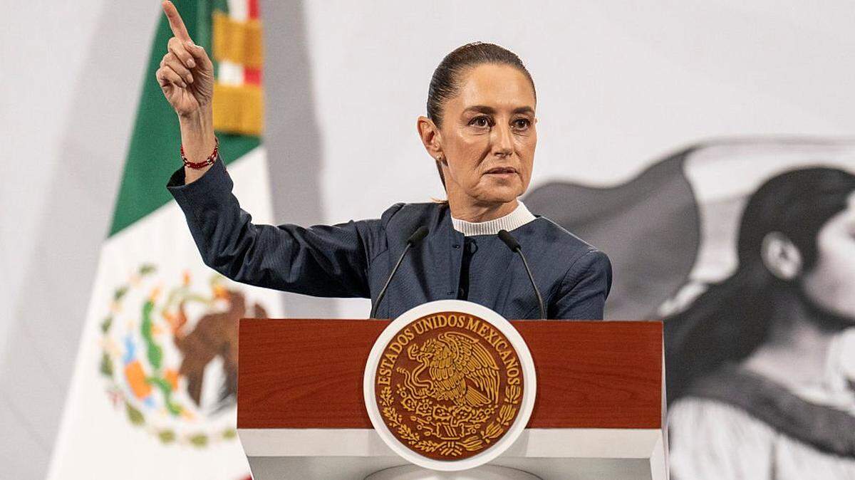 MEXICO CITY, MEXICO - NOVEMBER 3: President of Mexico, Claudia Sheinbaum Pardo, gestures during her morning press conference at the National Palace on November 3, 2025 in Mexico City, Mexico. (Photo by Cristopher Rogel Blanquet/Getty Images)
