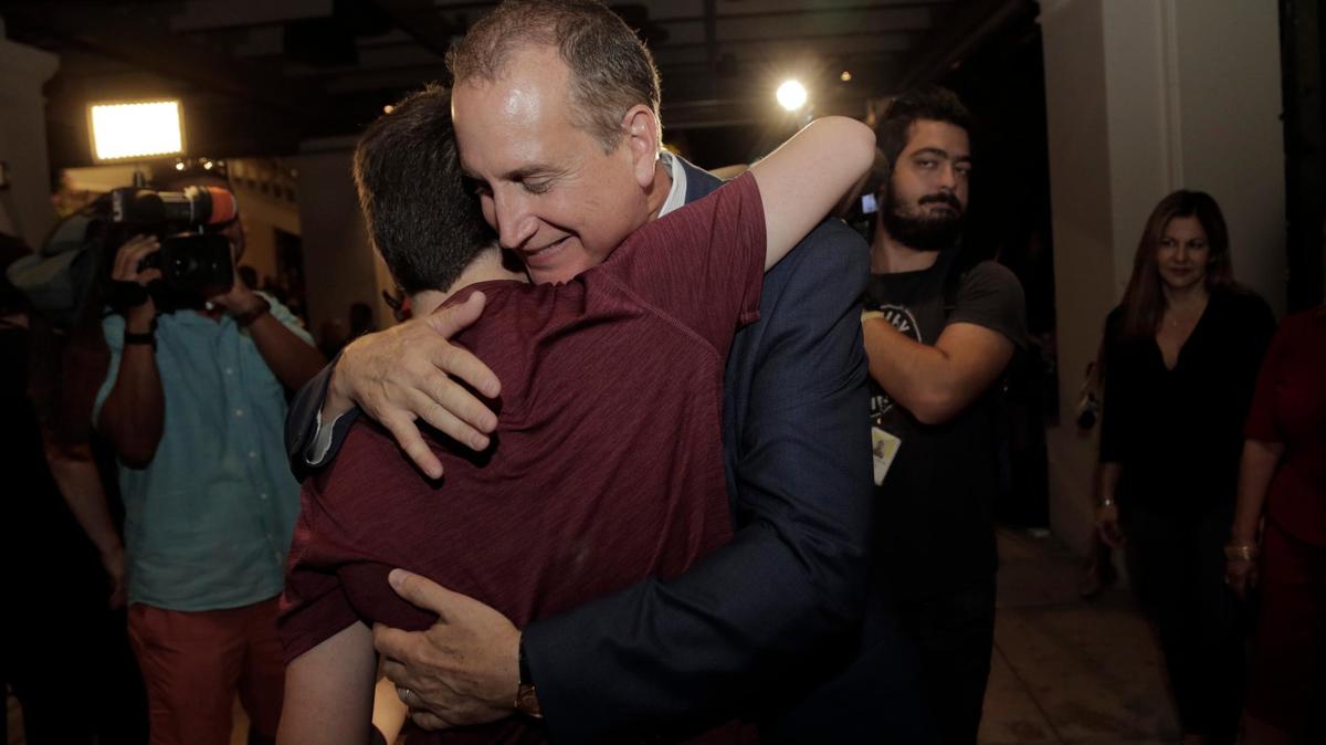 El congresista Mario Díaz-Balart abraza a su hijo Cristian al conocer su victoria durante la fiesta del día de las elecciones en Hialeah Park.