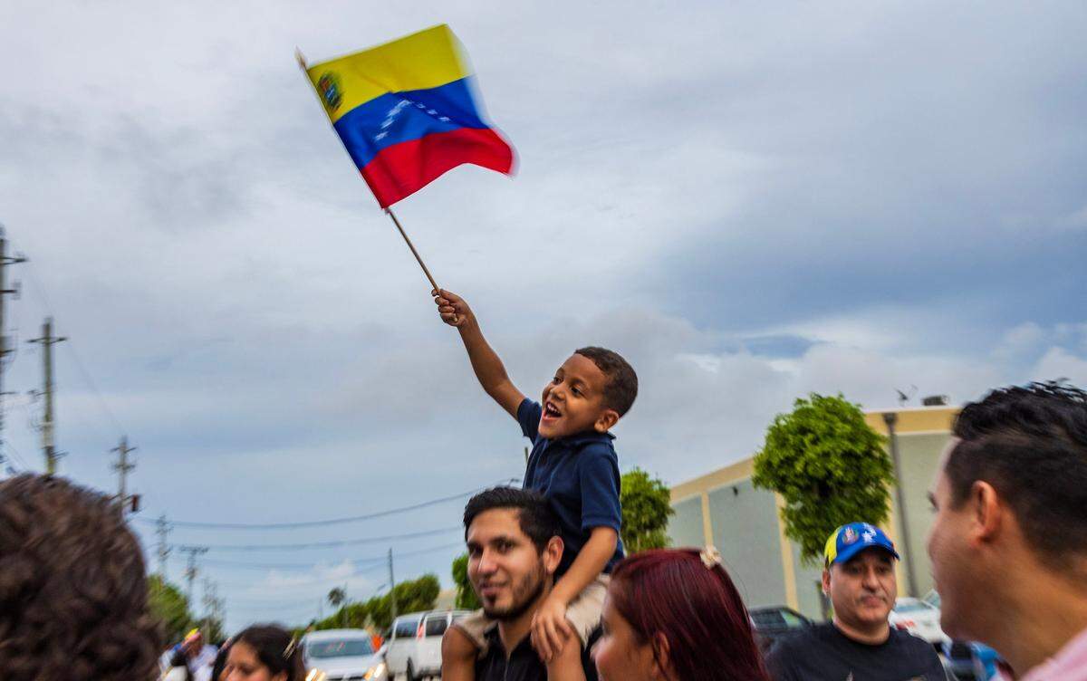 Jonathan Gómez y Andrew Alexander, estuvieron entre un grupo de venezolanos residentes en el sur de Florida que protestaron en el Garage Café Bistro en Doral mientras la líder María Corina Machado llamó una vez más a los venezolanos de todo el mundo a movilizarse un mes después del fraude electoral que declaró a Nicolás Maduro, el ganador en las pasadas elecciones del 28 de julio. El miércoles 28 de agosto de 2024.