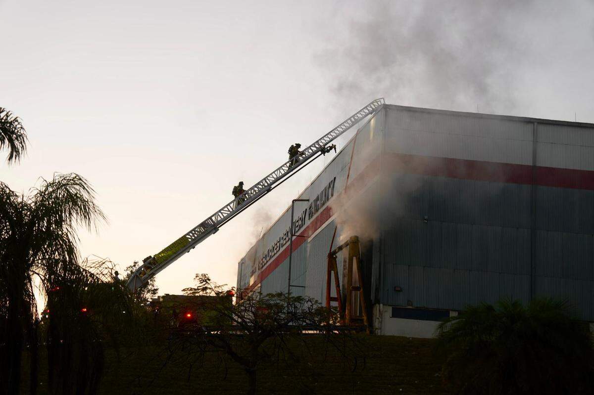 Un incinerador industrial de basura en el condado de Miami-Dade, Florida, se incendió en febrero de 2023, poniendo a los funcionarios electos ante el desafío de manejar eficazmente cerca de 5 millones de toneladas de basura que se producen cada año.
