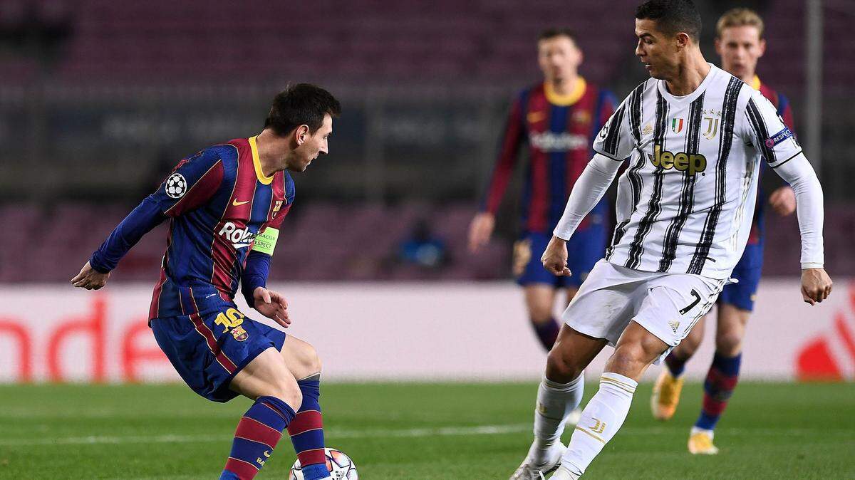 El delantero argentino del Barcelona Lionel Messi (izq.) enfrenta al delantero portugués de la Juventus, Cristiano Ronaldo, por el grupo G de la Liga de Campeones en el estadio Camp Nou de Barcelona el 8 de diciembre de 2020.