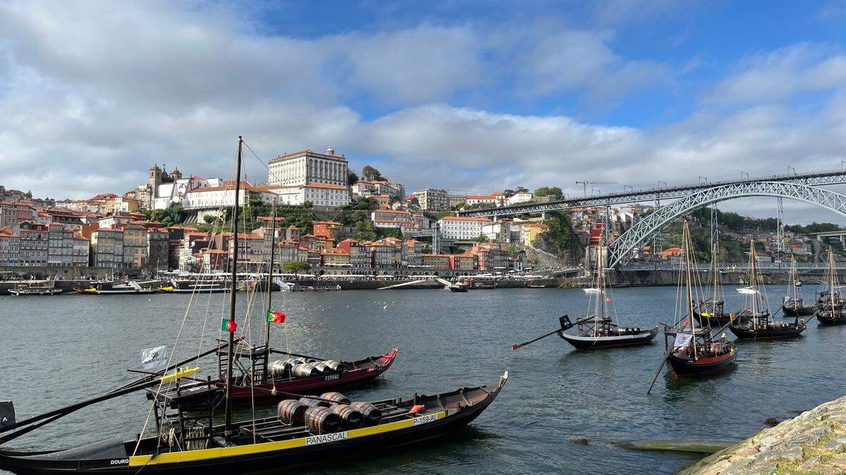 Rabelos en el Duero con el Puente Don Luis I de fondo.