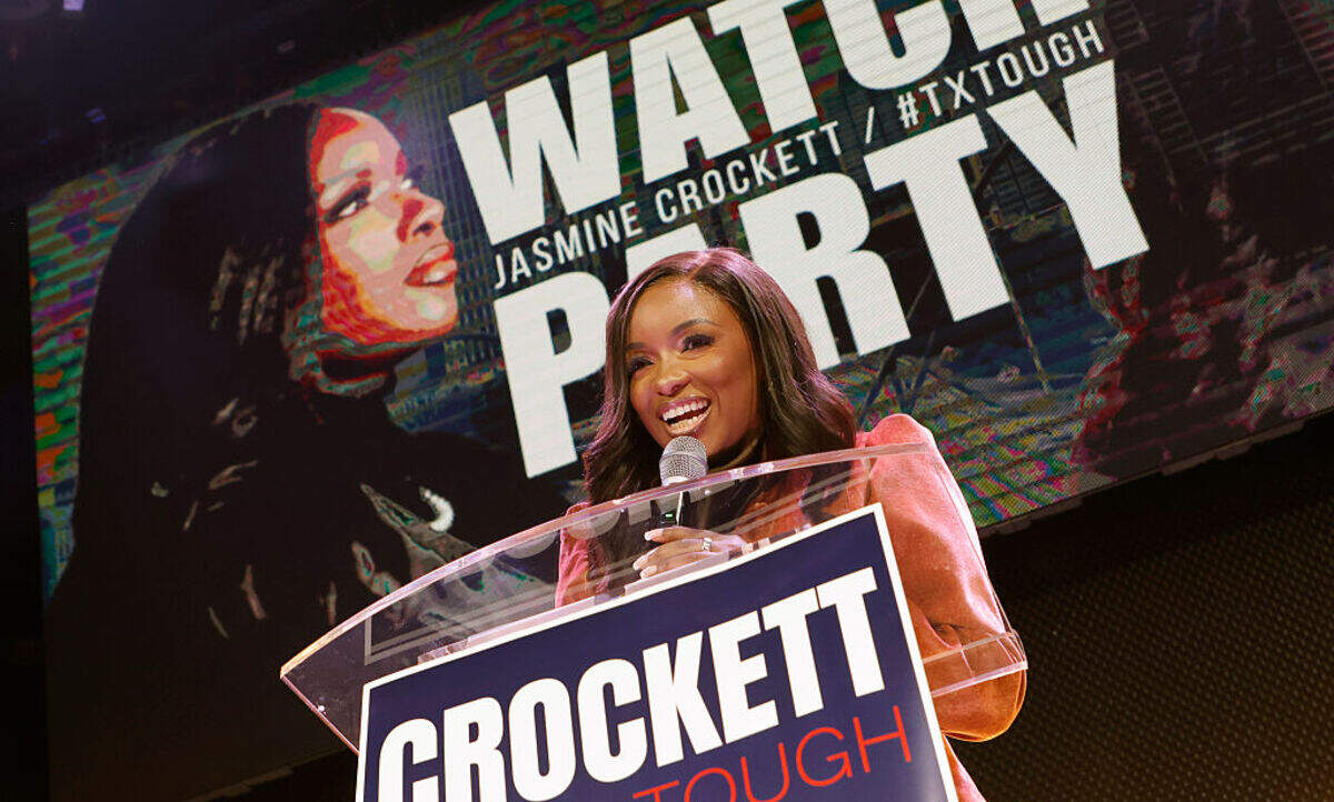 La congresista Jasmine Crockett (demócrata por Texas) habla con sus partidarios durante la noche de las elecciones primarias del Senado federal, el martes 3 de marzo de 2026 en Dallas, Texas.
