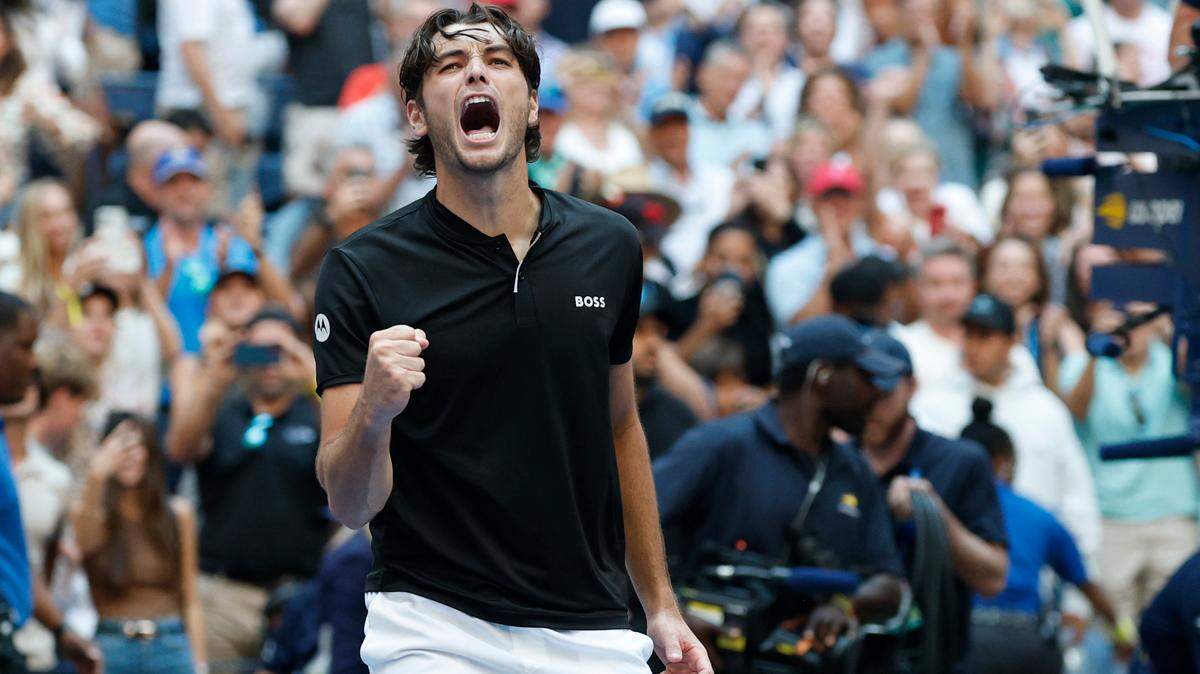 El estadounidense Taylor Fritz celebra tras derrotar al alemán Alexander Zverev en el Abierto de Estados Unidos, el 3 de septiembre de 2024 en Nueva York.