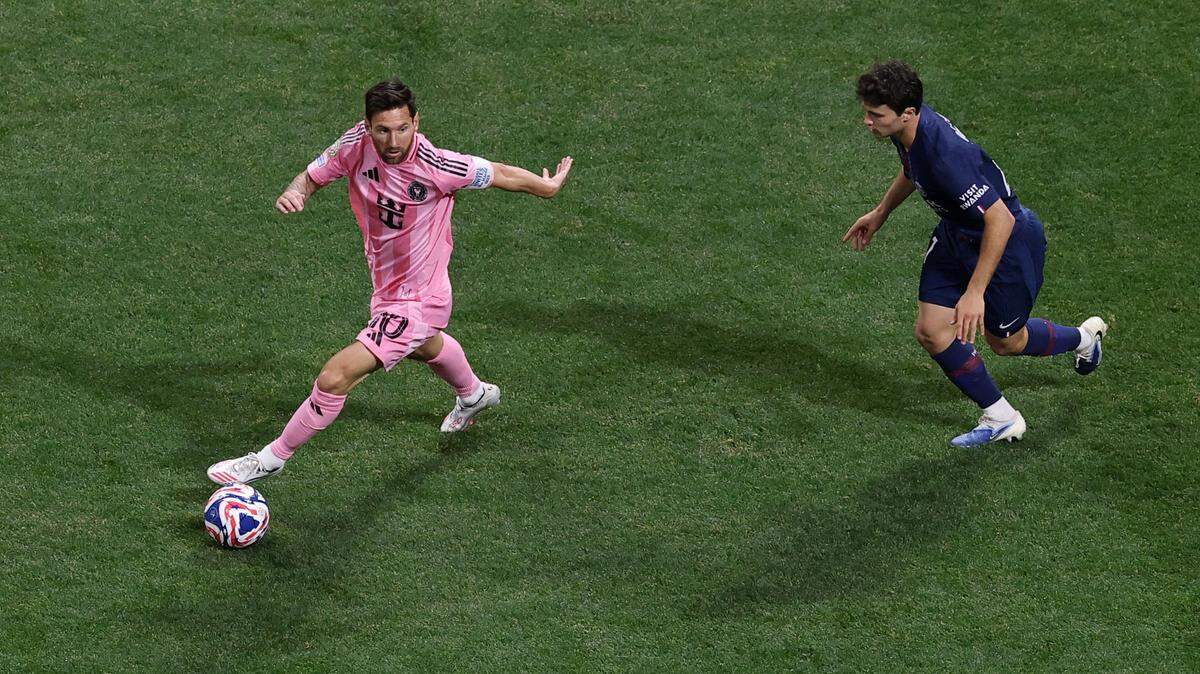 El delantero del Inter Miami Lionel Messi conduce la pelota ante la marca de Fabián Ruiz, del Paris Saint-Germain, en el partido de octavos de final del Mundial de Clubes celebrado el 29 de junio de 2025 en el Mercedes-Benz Stadium en Atlanta, Georgia.