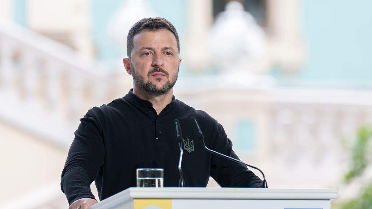 El presidente ucraniano, Volodimir Zelenski, lamentó el sábado que Estados Unidos y Reino Unido aún no le hayan autorizado el uso de misiles de largo alcance en Rusia, un asunto sensible para los aliados occidentales de la exrepública soviética, que temen la reacción de Moscú.