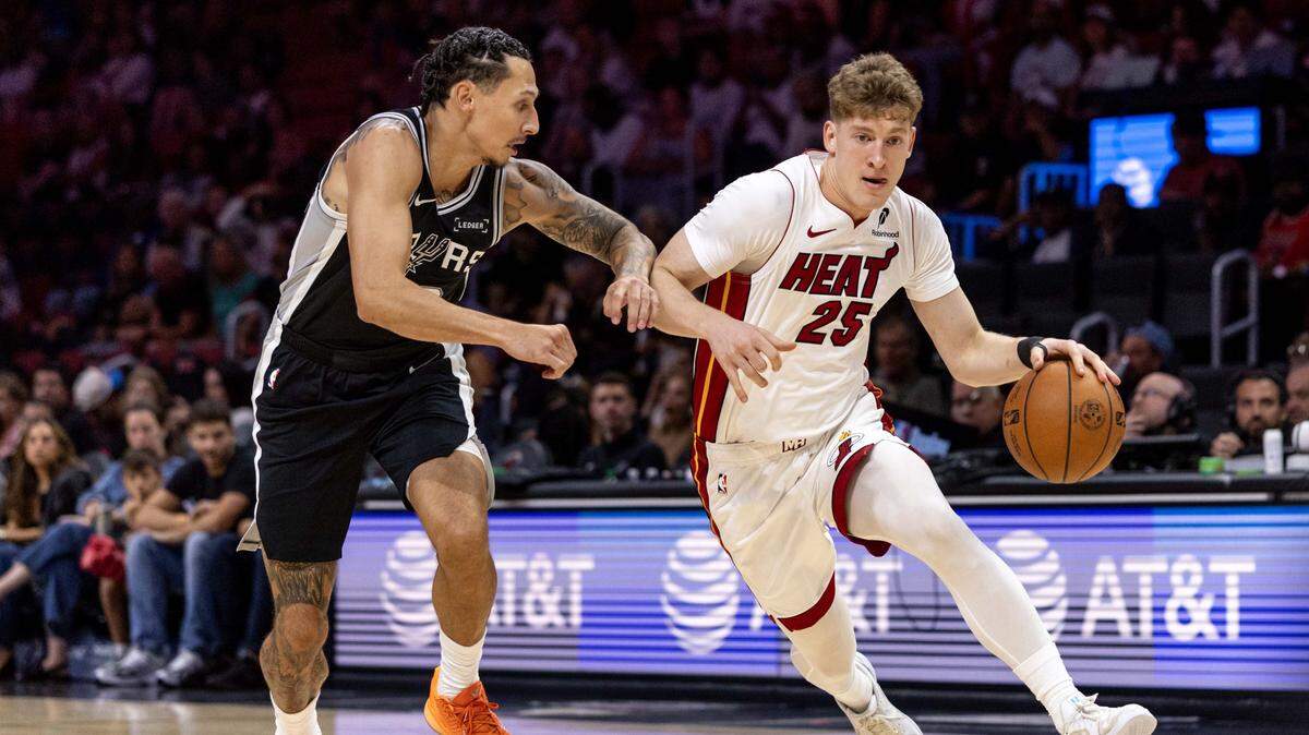 Con 19 años, Kasparas Jakucionis (der.) ha sabido aprovechar la oportunidad de jugar más tras las lesiones en el Heat de Miami. 