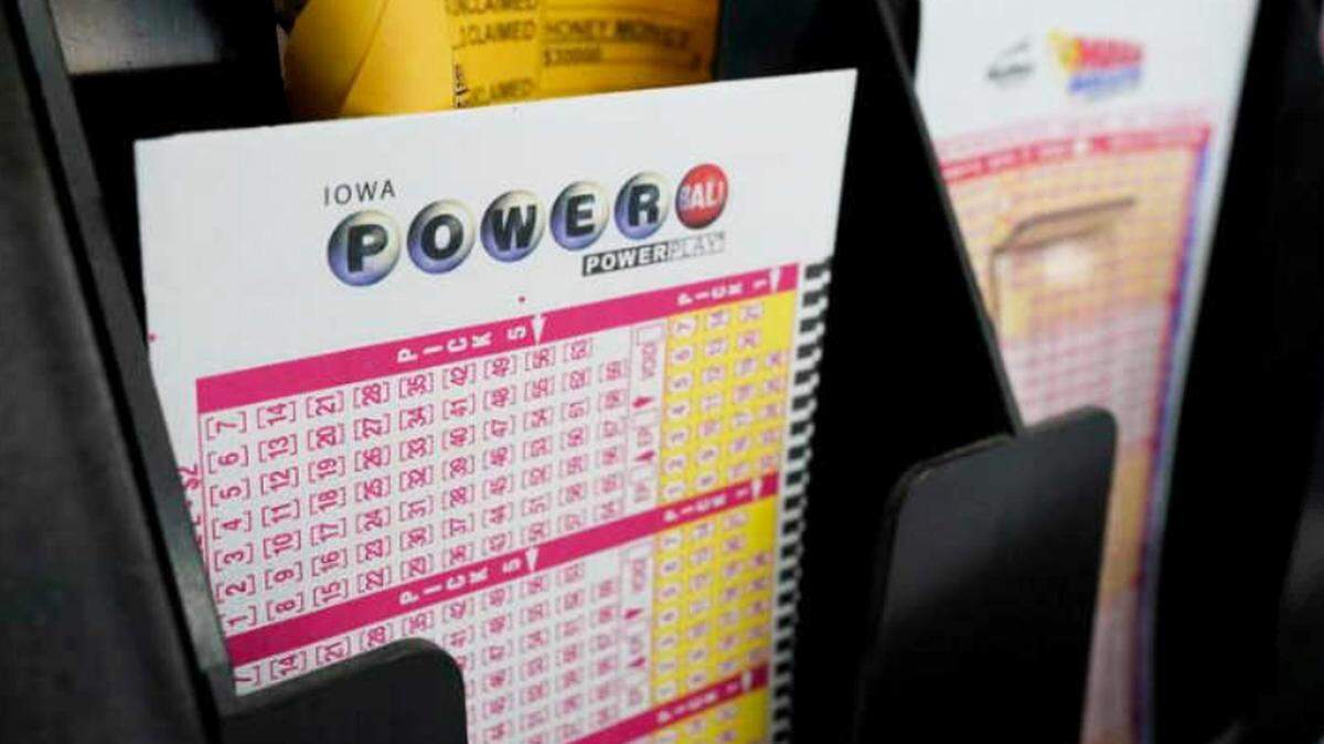 En esta foto de archivo del 12 de enero de 2021, los formularios en blanco de la lotería Powerball se encuentran en un contenedor en una tienda de comestibles local, en Des Moines, Iowa.  (AP  / Charlie Neibergall, archivo)