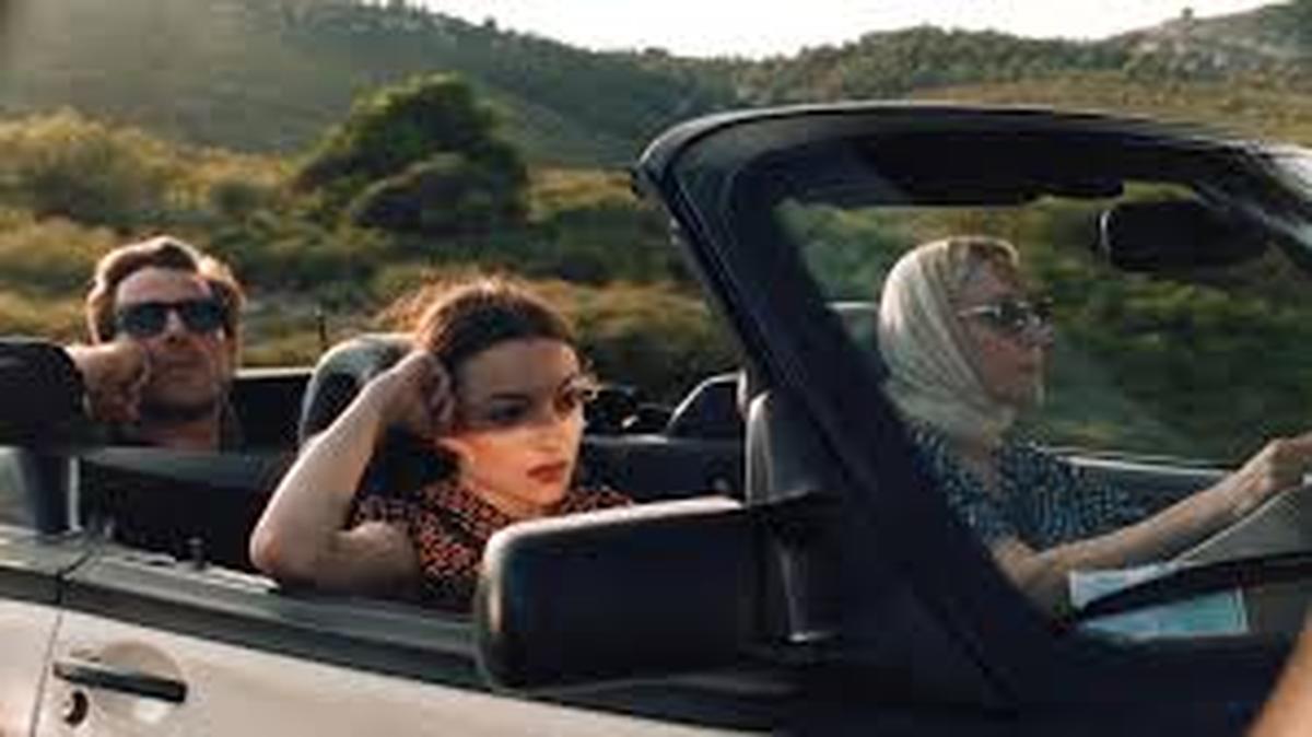 Coral Gables Art Cinema estrena el drama romántico ‘Bonjour Tristesse’ (2024),