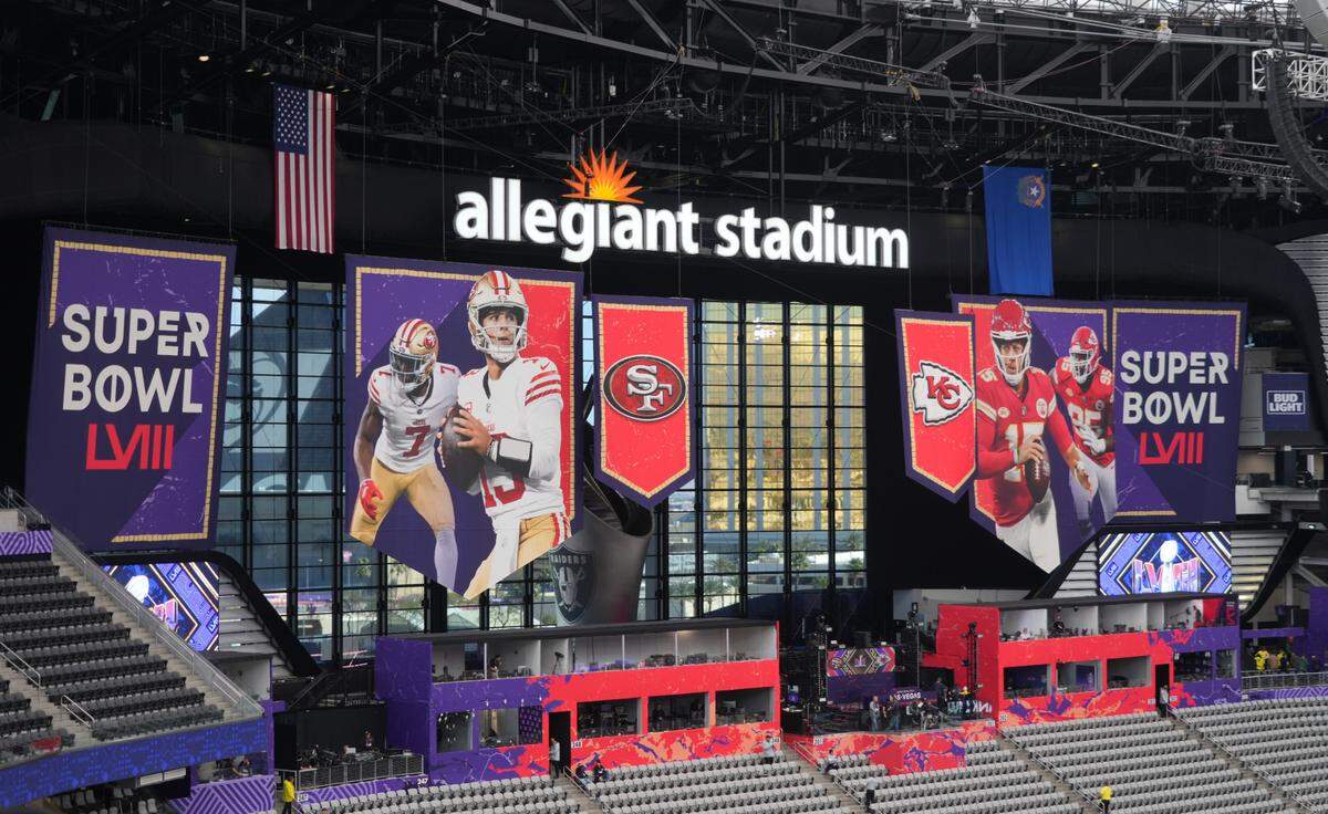 Los precios de los boletos para el Super Bowl se mantiene fuera del alcance para muchos aficionados que desde hace meses hicieron planes para viajar esta semana al Las Vegas y posiblemente verán el juego por televisión junto a millones de personas más.