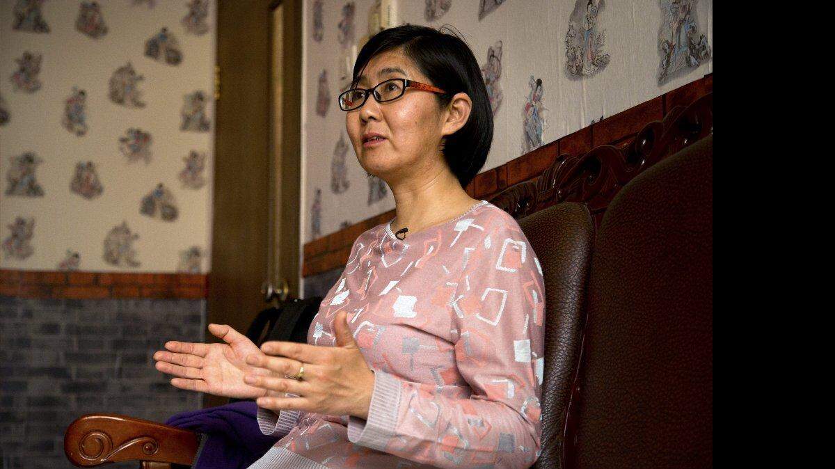 En este foto del 18 de abril de 2015, la abogada china Wang Yu, habla durante una entrevista en Beijing. 