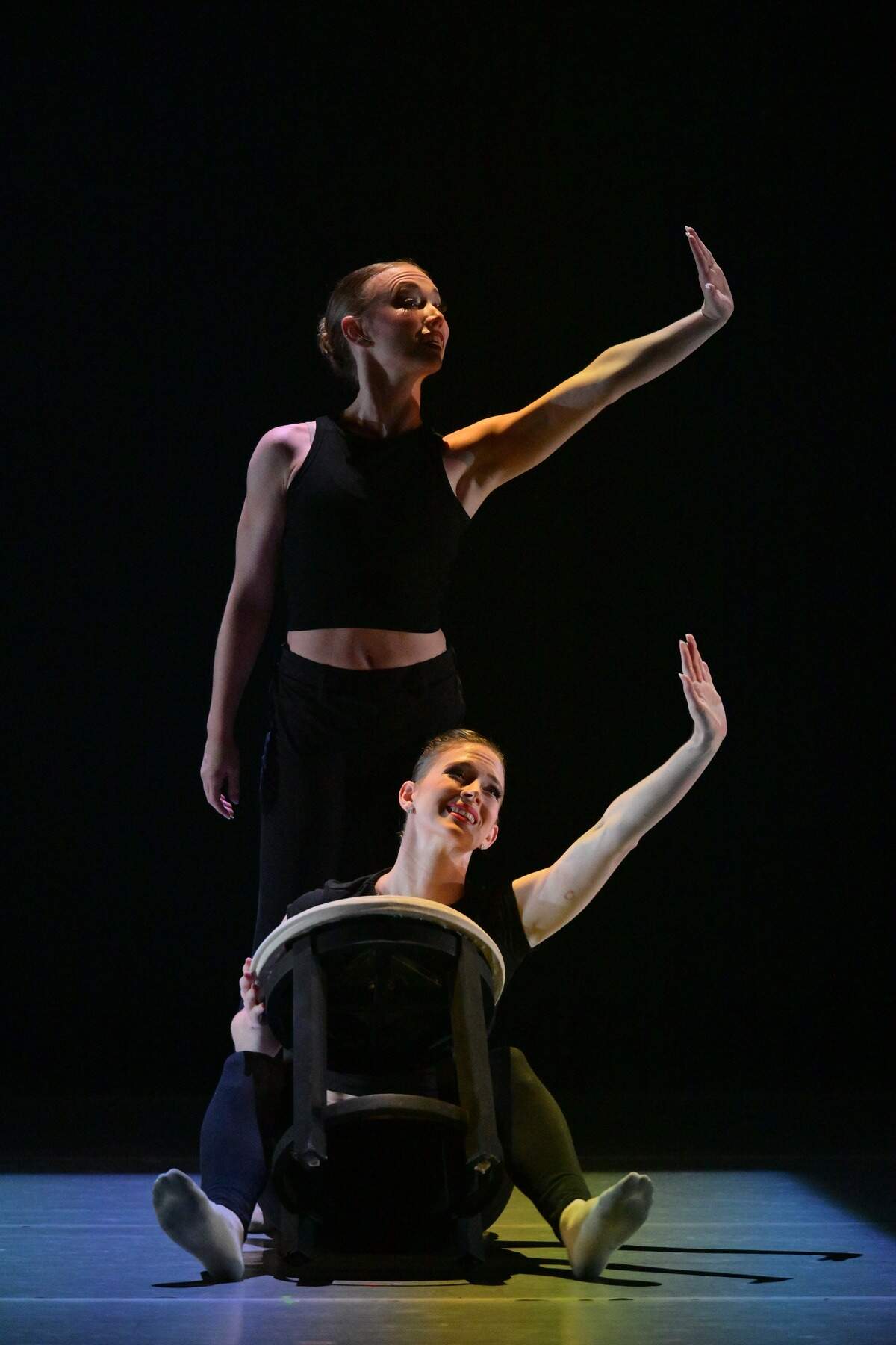 Las bailarinas Chloe Freytag y Selah Oliver, de Dimensions Dance Theatre of Miami (DDTM).