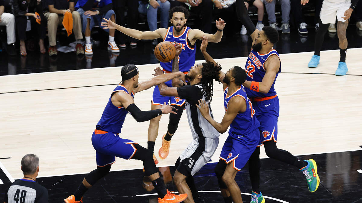 El jugador de los Spurs Devin Vassell  intenta realizar un tiro ante la marca de Josh Hart (n.º 3), Landry Shamet (n.º 44), Karl-Anthony Towns (n.º 32) y Mikal Bridges (n.º 25), de los Knicks, durante el último cuarto del quinto partido de las Finales de la NBA celebrado e 13 de junio de 2026 en San Antonio, Texas.
