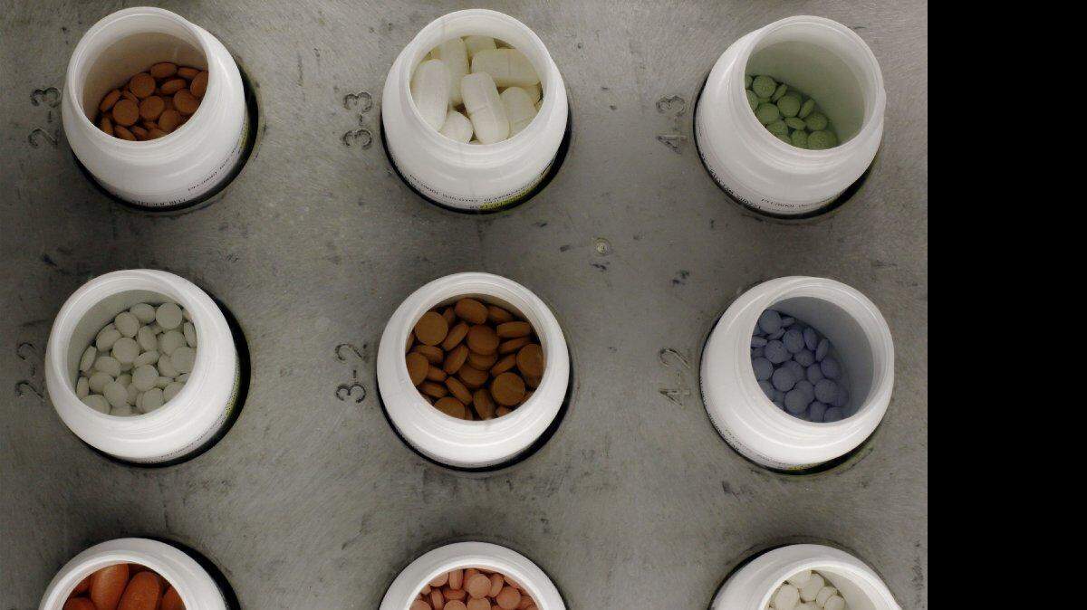 Foto de archivo muestra varios medicamentos con receta