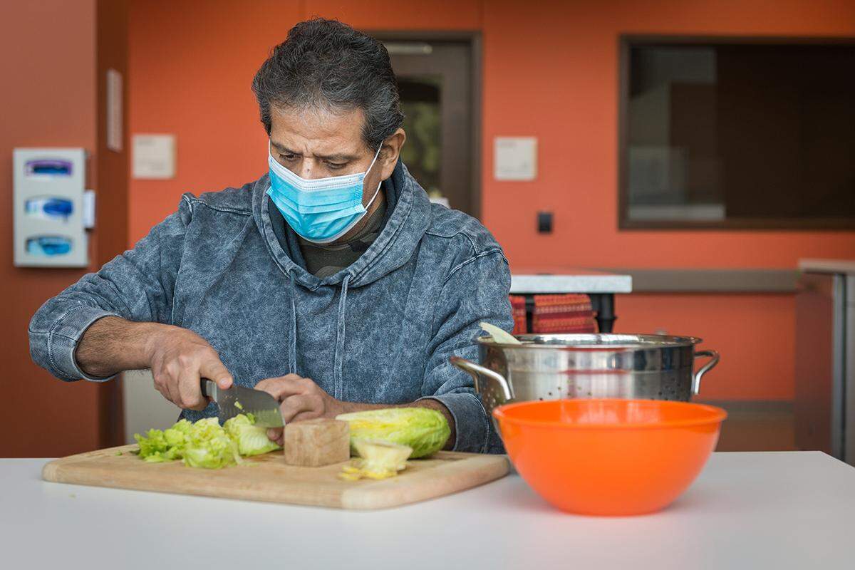 Perez Castro trabajaba como cocinero antes de enfermarse. Su terapia ocupacional incluye preparar comidas.