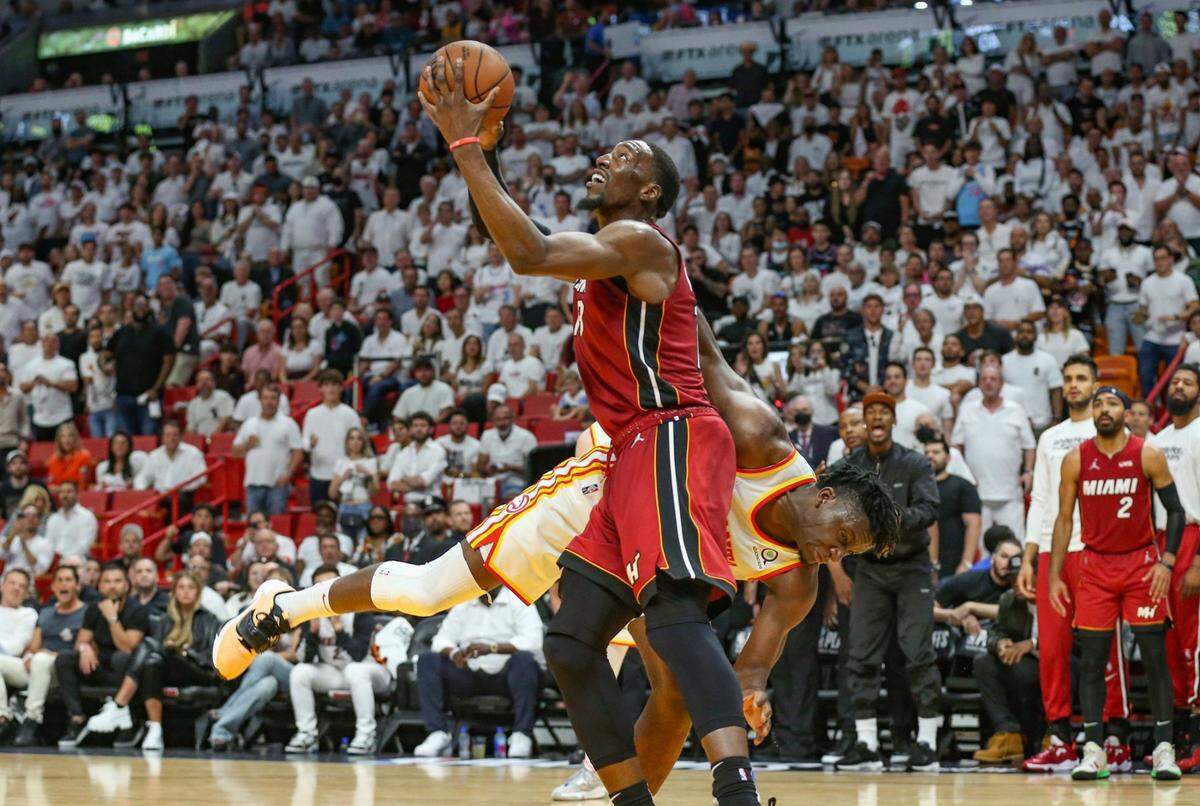 El centro del Heat Bam Adebayo (13) recibe una falta de Clint Capela, de los Hawks de Atlanta, en el quinto partido de la serie de playoffs de primera ronda, celebrado el 26 de abril de 2022 en Miami.