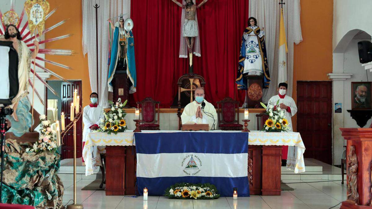 Foto de archivo del padre Edwin Román celebrando una misa para conmemorar el tercer aniversario de las protestas contra el régimen de Daniel Ortega, el 18 de abril de 2021, en Masaya, Nicaragua.