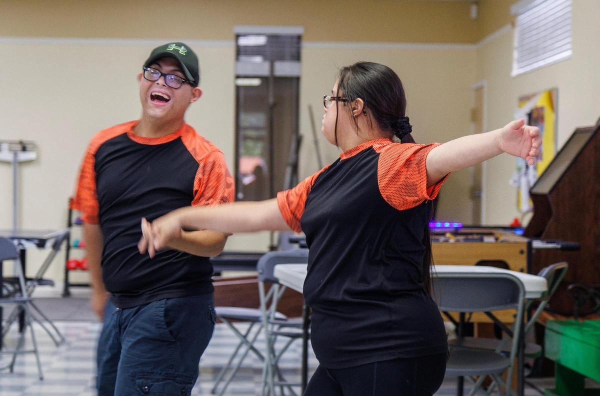 Los estudiantes Jennifer Herrera y Maynor Palacios bailan durante un ensayo para una próxima gala en el Centro de Población Especial Edgar J. Hall, ubicado en Bucky Dent Park, en Hialeah, el martes 26 de septiembre de 2023.