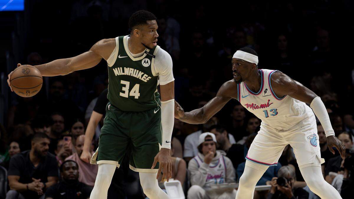 El jugador de los Bucks Giannis Antetokounmpo (izq.) trata de pasar la marca de Bam Adebayo, del Heat, en el partido celebrado el 5 de abril de 2025 en Miami.
