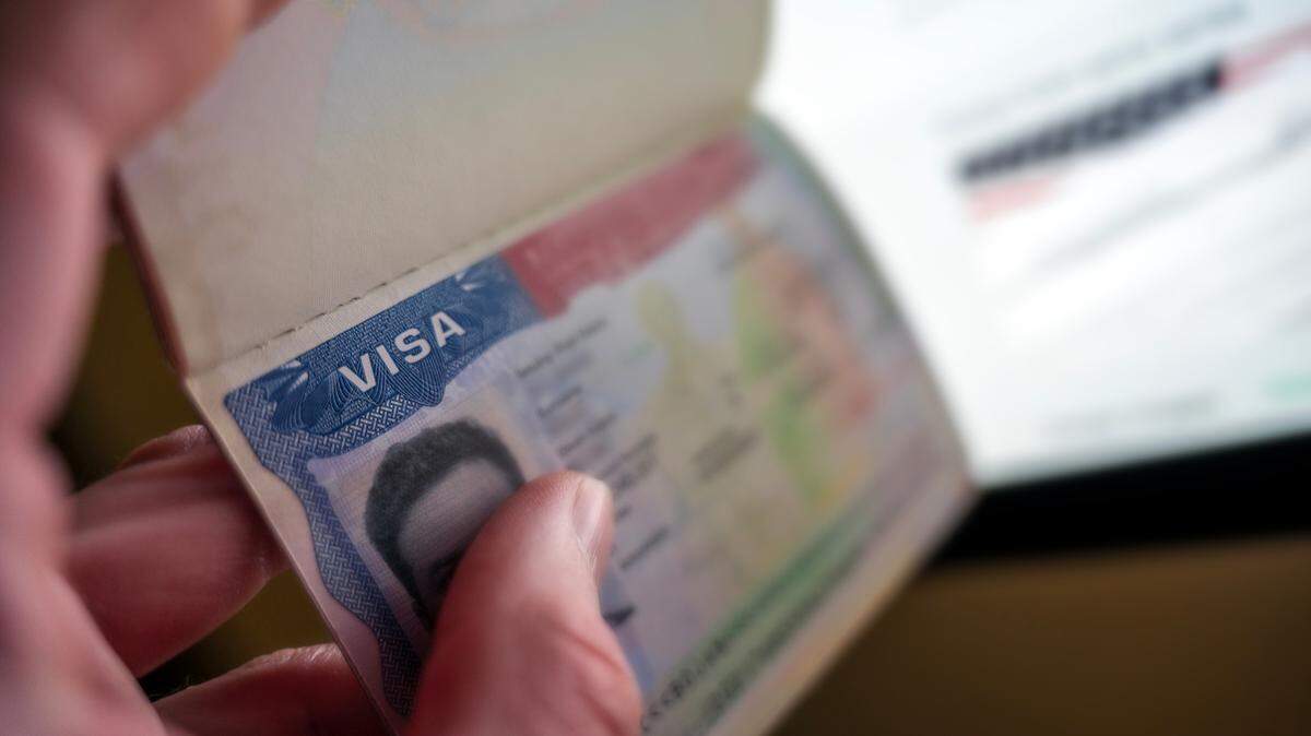 Foto de archivo de una visa de Estados Unidos. La nueva “fianza” de hasta $15,000 se extiene a 50 países a partir del 2 de abril de 2026.
