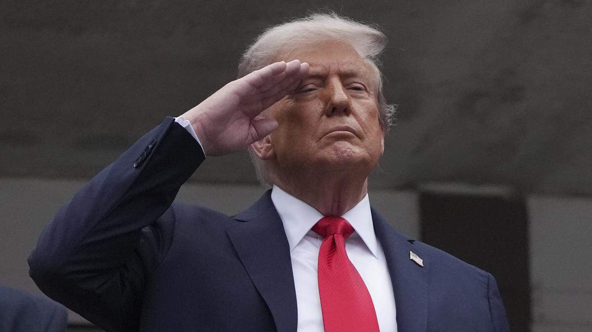 El presidente de Estados Unidos, Donald Trump, escuchando el himno nacional antes de la final individual masculina en el Centro Nacional de Tenis Billie Jean King el 7 de septiembre de 2025, en Flushing, Nueva York.