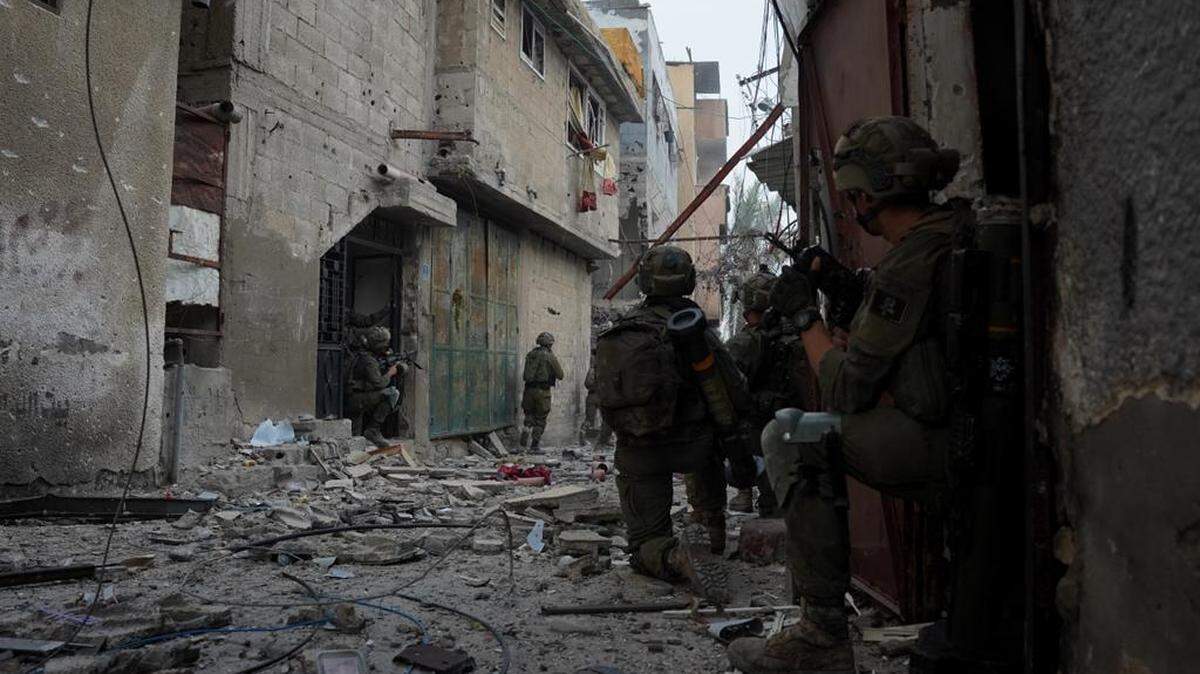 Esta imagen distribuida por las Fuerzas de Defensa de Israel el 25 de diciembre de 2023 muestra a soldados israelíes durante un operativo militar en Jan Yunis, en el sur de la Franja de Gaza.