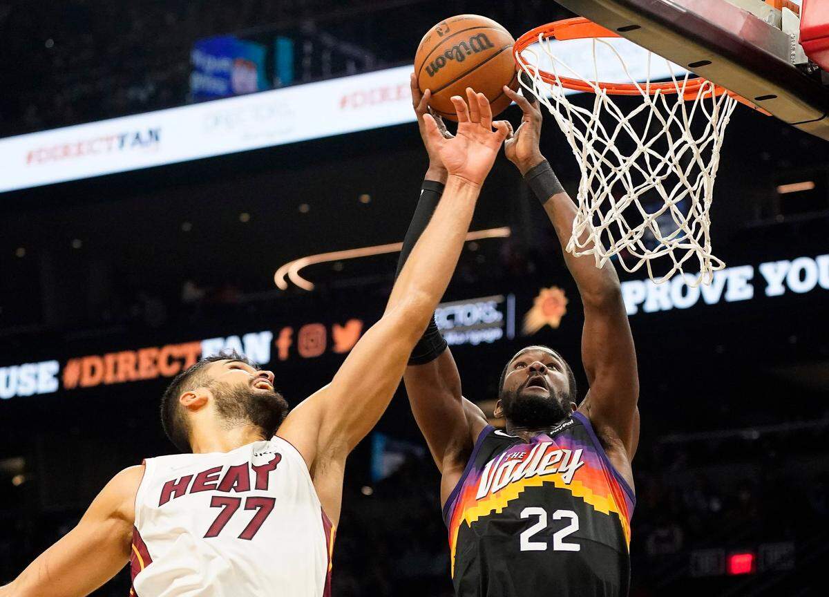 El centro del Heat Omer Yurtseven (izq.) tiene ahora cuatro juegos consecutivos con 15 o más rebotes. El último novato que consiguió una racha igual fue Shaquille O’Neal en 1993 con el Magic de Orlando.