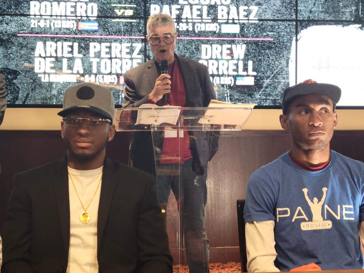 EL PROMOTOR Luis de Cubas padre (centro) habla de la cartelera que protagonizan el cubano Joahnys Argilagos (izq.) contra el venezolano Michell Banquez.