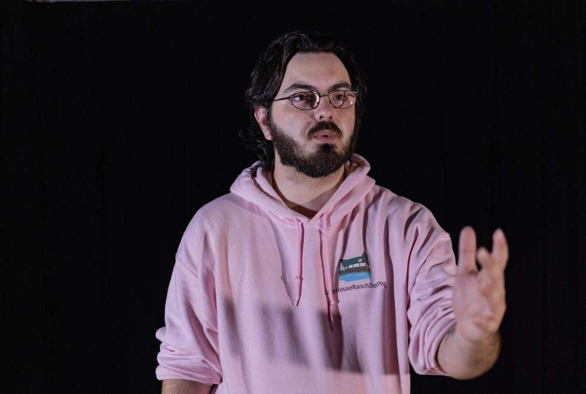 Brandon Urrutia en su monólogo “Lo siento, mi español es tremendo mal”. 