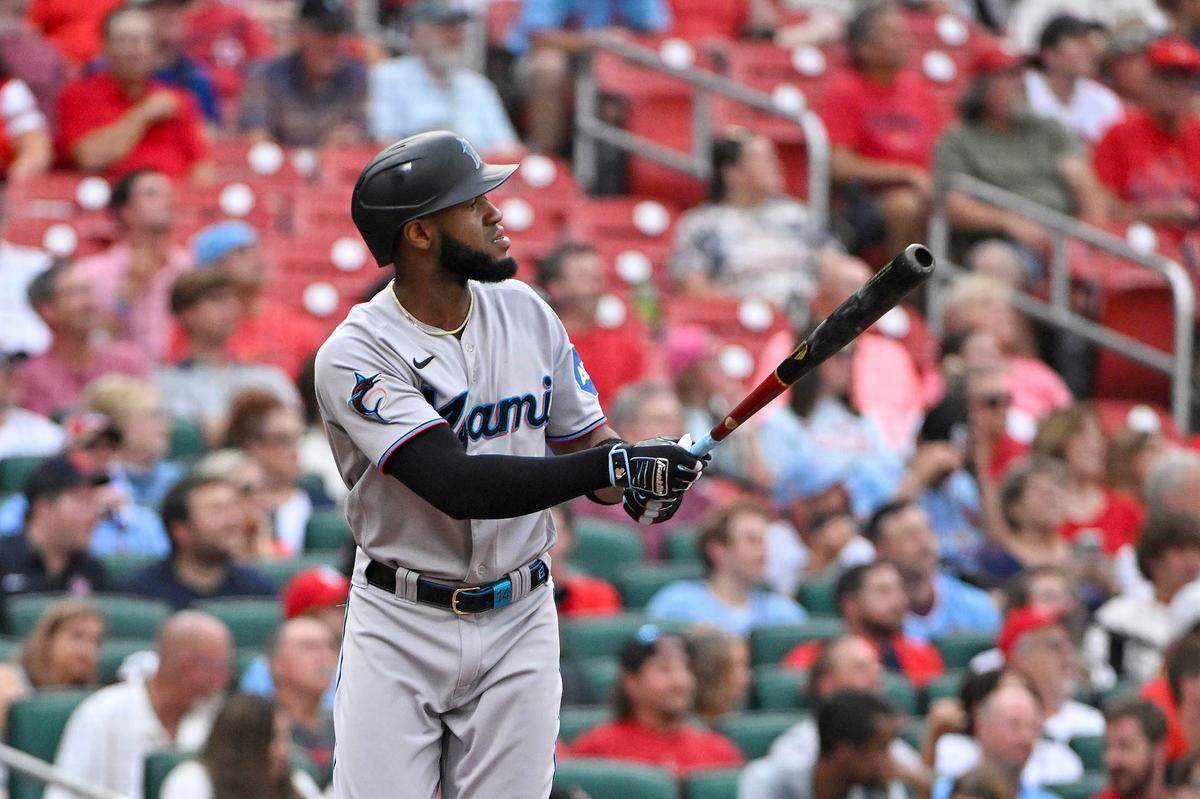 El jardinero de los Marlins Bryan De La Cruz dispara un jonrón en el segundo inning del partido ante los Cardenales, celebrado el 17 de julio de 2023 en San Luis.