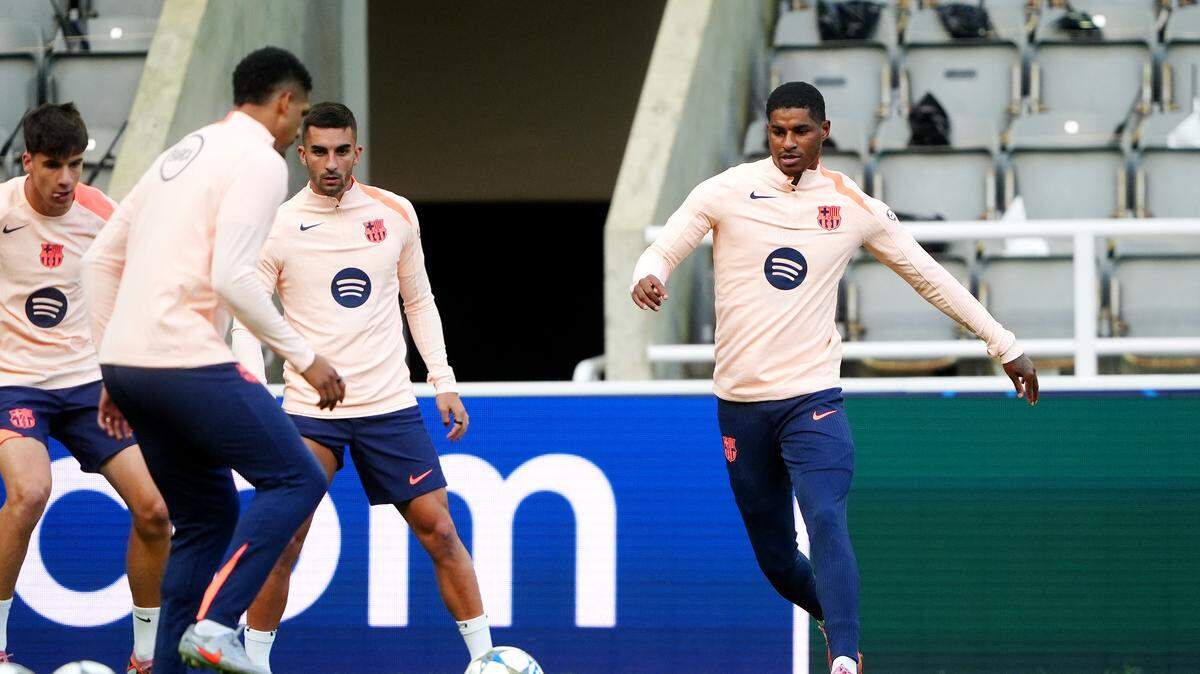 Los jugadores de Barcelona participan en un entrenamiento el miércoles en St James' Park, Inglaterra, previo al partido contra Newcastle en la Liga de Campeones.