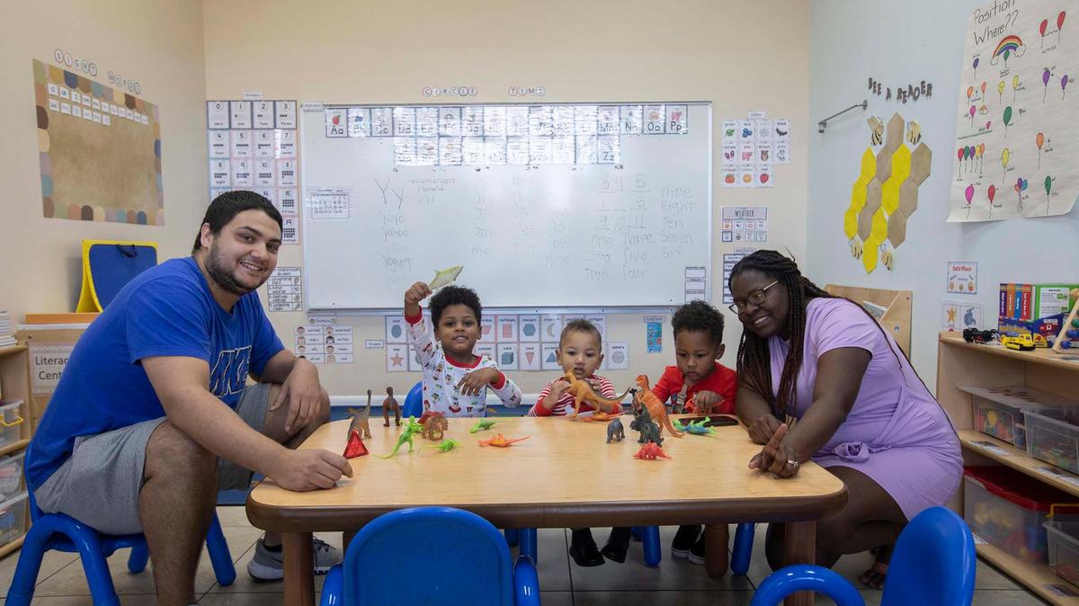 Miguel y Montavia De Paz, junto a sus hijos Mason, de 4 años, Miles, de 1 año y Matthew, de 3 años, en Springview Academy of Hialeah, el viernes, 23 de diciembre de 2022. Reciben una beca del programa Thrive By 5 para cubrir la mensualidad de la guardería.
