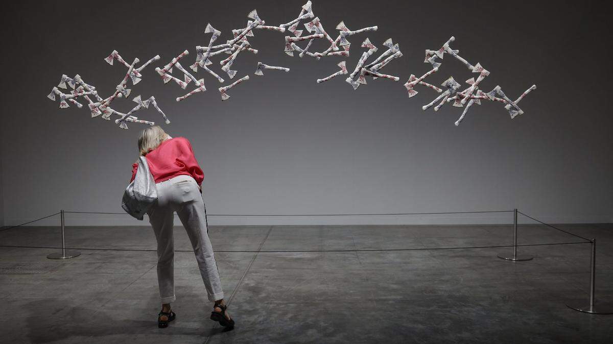 Un asistente a la feria Art Basel se inclina para obtener una perspectiva diferente de “El valor de la nitidez: cuando cae” de Nicholas Galanin. El martes 30 de noviembre de 2021, Art Basel realizó una recepción para los medios con un recorrido por el área de instalación de Meridians dentro del Centro de Convenciones de Miami Beach.