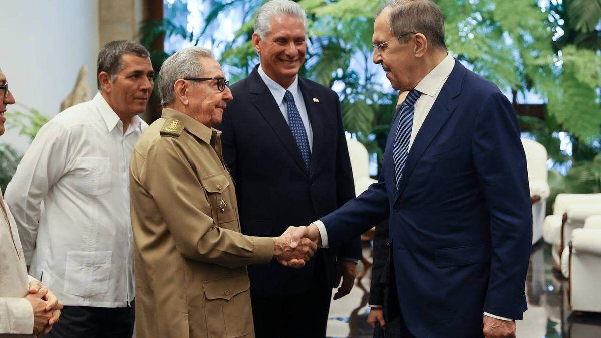 El ministro de Relaciones Exteriores de Rusia, Serguéi Lavrov (derecha), saluda al general Raúl Castro y al presidente designado de Cuba, Miguel Díaz-Canel, durante una reunión el jueves 20 de abril de 2023, en La Habana.