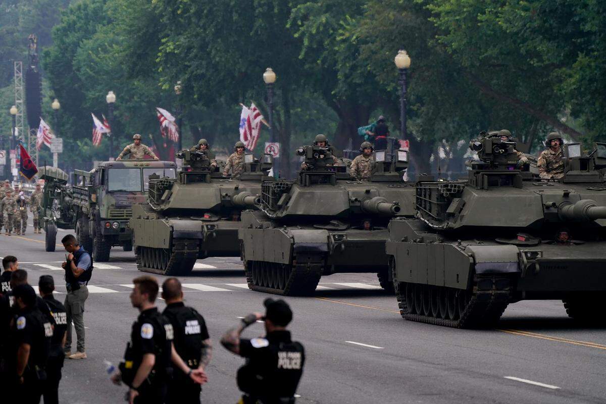 Miembros de las fuerzas armadas de Estados Unidos participan en el desfile del 250.º aniversario del Ejército de Estados Unidos en Washington, DC, el sábado 14 de junio de 2025.