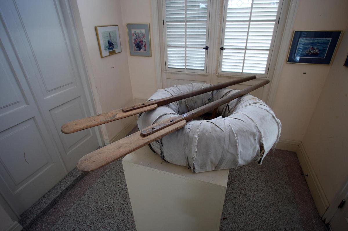 Una balsa neumática utilizada por los emigrantes cubanos expuesta en el instituto.