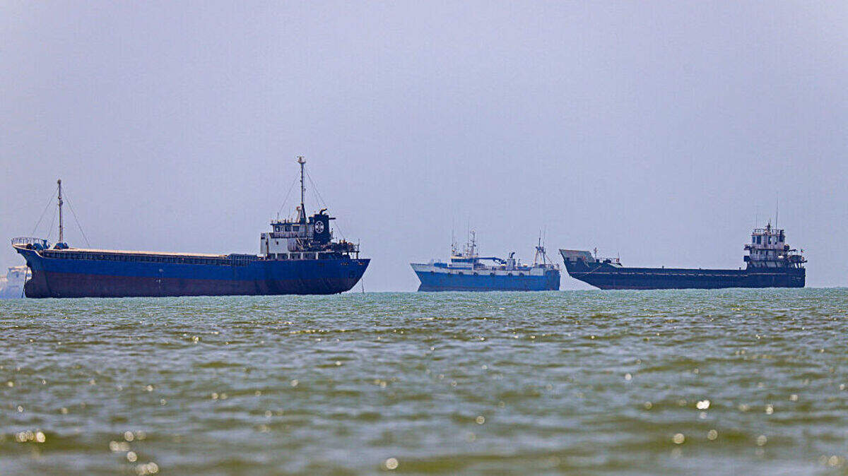 Vista de un grupo de barcos anclados en Bandar Abbas a lo largo del estrecho de Ormuz, Irán, el 18 de junio de 2026.