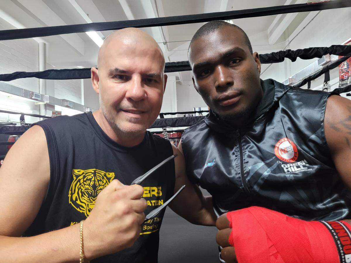 Junto a su entrenador Erick “Tigre’’ Castaños, Trujillo se sigue preparando en espera de lo que venga, porque no es que haya cerrado por completo las puertas al boxeo a mano limpia, pero nada ni nadie le impedirá crear esta nueva avenida en el pugilismo tradicional.