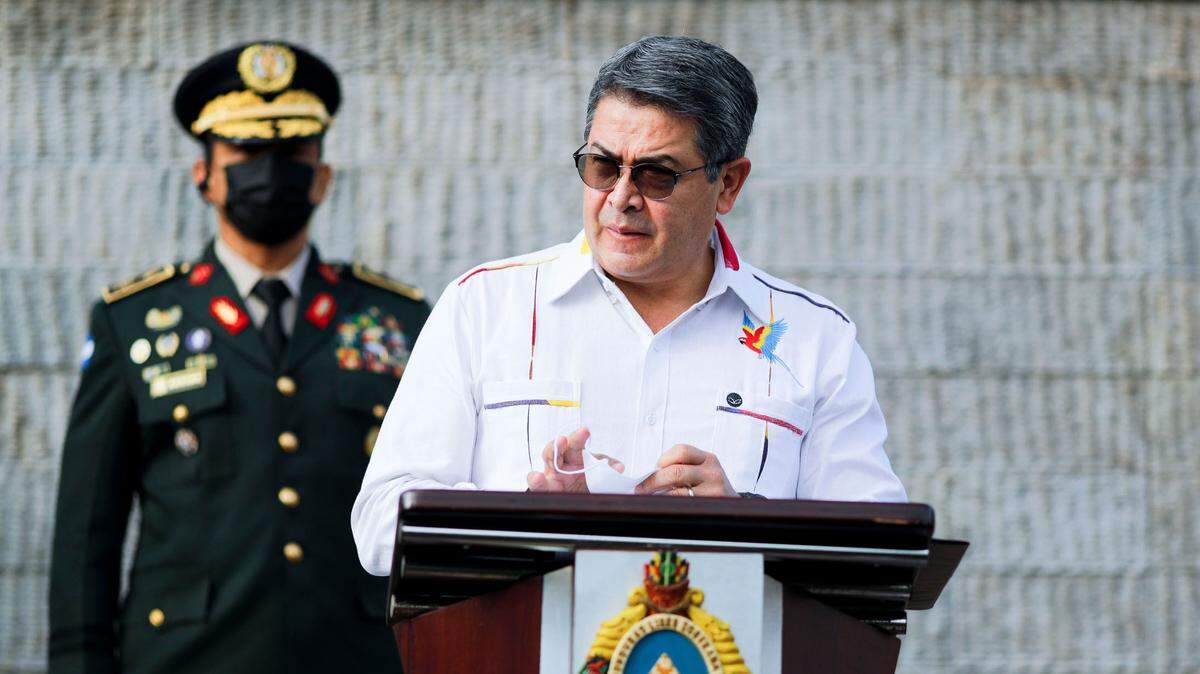 Foto de archivo del 15 de septiembre de 2021 del entonces presidente de Honduras, Juan Orlando Hernández, dando un discurso en Tegucigalpa. Hernández fue sentenciado a 45 años de prisión por un juez en Nueva York tras ser hallado culpable de trafico de drogas y armas.