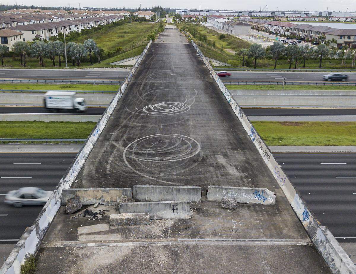 An aerial view of a closed bridge on Northwest 154 Street linking Hialeah to Miami Lakes can be seen on Thursday, September 12, 2019. The overpass would stay closed for at least 10 years under a deal between Hialeah, Miami Lakes and Miami-Dade County allowing an overpass to the north, at 170th Street, to open. The deal was announced Friday, March 4, 2022.