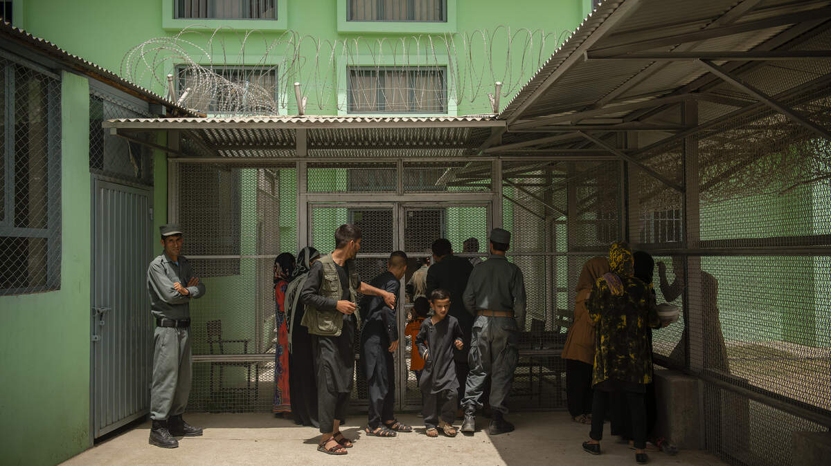 Un grupo de visitantes en la prisión juvenil Badam Bagh en Kabul, Afghanistan. Los menores que se encontraban en la que los funcionarios llaman el ala de los atacantes suicidas tenían de 12 a 17 años.