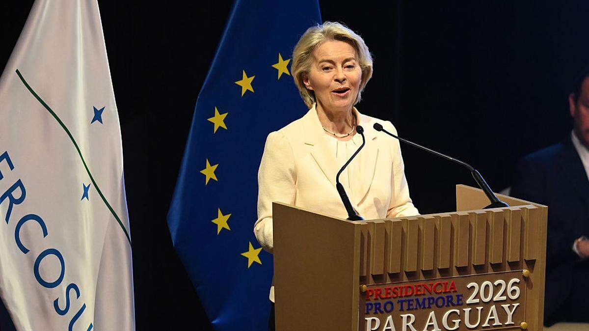 La presidenta de la Comisión Europea, Ursula Von Der Leyen, pronuncia un discurso durante la firma de un acuerdo entre la UE y el MERCOSUR en el auditorio del Banco Central del Paraguay, el sábado 17 de enero de 2026 en Asunción, Paraguay.