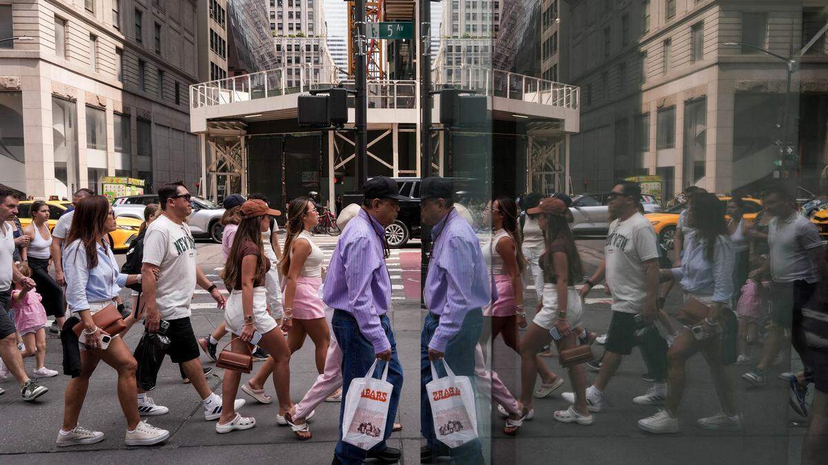 La inflación y la guerra en Irán han golpeado la confianza de los consumidores en la economía de EEUU, según un reporte el martes 26 de mayo de 2026. En la imagen de archivo, decenas de personas caminan por la Quinta Avenida, en Nueva York, el 7 agosto de 2025.