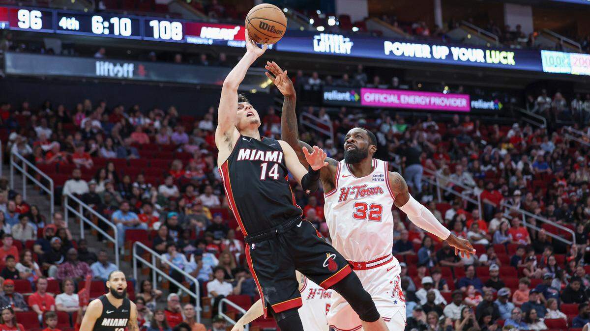 El jugador del Heat de Miami Tyler Herro tira al aro ante la marca de Jeff Green, de los Rocktes de Houston, celebrado el 5 de abril en el Toyota Center de Houston.