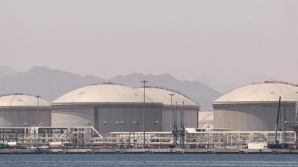 Imagen de archivo de contenedores de petróleo en el puerto de Fuyaira, Emiratos Árabes Unidos. el 6 mayo de 2026.