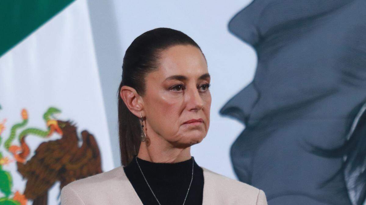 La presidenta mexicana Claudia Sheinbaum dijo el lunes 17 de febrero que hay inversiones que están detenidas a la espera de una decisión sobre los aranceles del presidente Trump. En la foto, Sheinbaum participa en una conferencia de prensa el miércoles 12 de febrero de 2025, en Ciudad de México.
