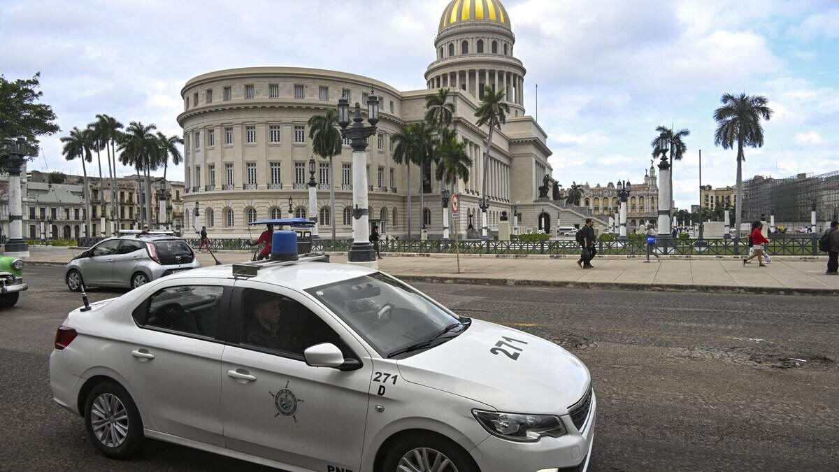 Un vehículo policial circula frente al Capitolio en La Habana el 30 de enero de 2026.