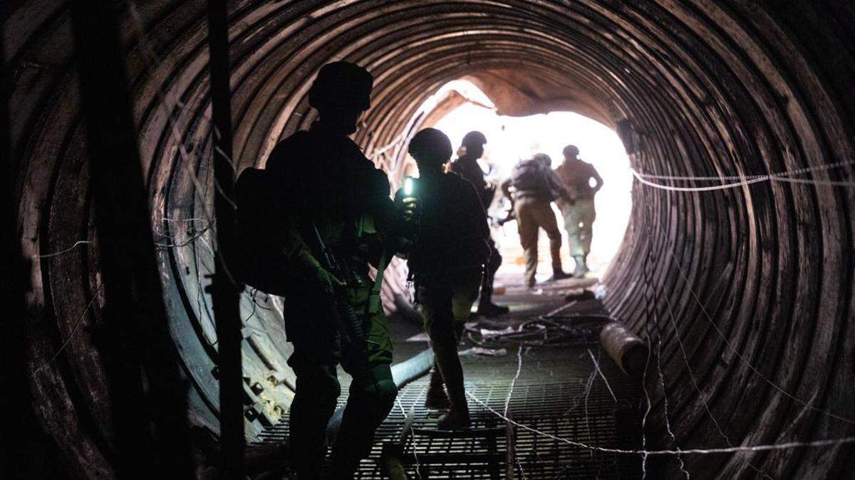 Esta foto publicada por las Fuerzas de Defensa de Israel (FDI) el 17 de diciembre de 2023 muestra a soldados israelíes examinando un gran sistema de túneles subterráneos de Hamás descubierto en la Franja de Gaza.